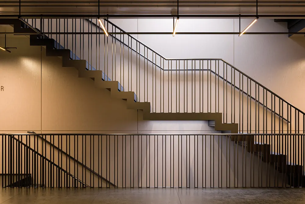 Hall dos andares do Casa Mariana Loft Residencial com escada metálica e iluminação embutida