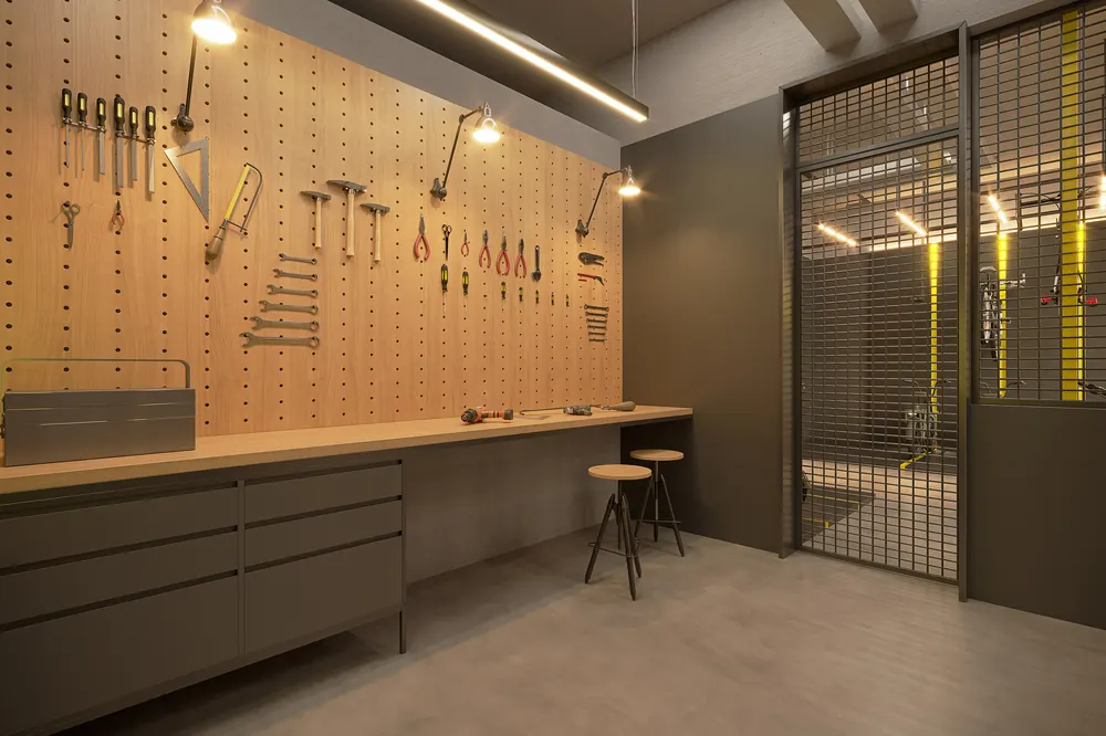 Makerspace do Casa Mariana Loft Residencial com bancada e painel de ferramentas