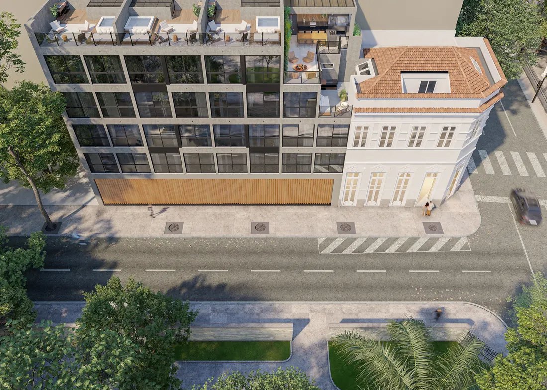 Vista aérea do Casa Mariana Loft Residencial: edifício novo com terraços ao lado do casarão da esquina