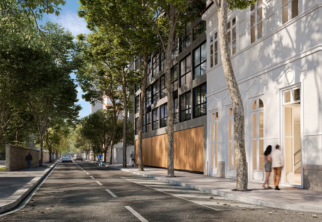 Calçada arborizada da Rua Dona Mariana com a fachada do Casa Mariana Loft Residencial e o casarão branco